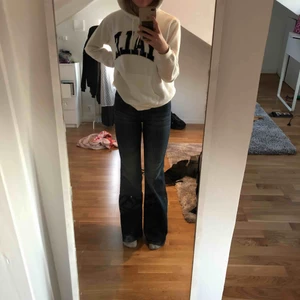 Crocker bootcut jeans - Helt nya jeans från crocker! Aldrig använda så i superbra skick. Jag är 167 cm o de går snyggt ner över hälen på mig! Mycket vida! Frakt tillkommer😚 hör av er för mer bilder