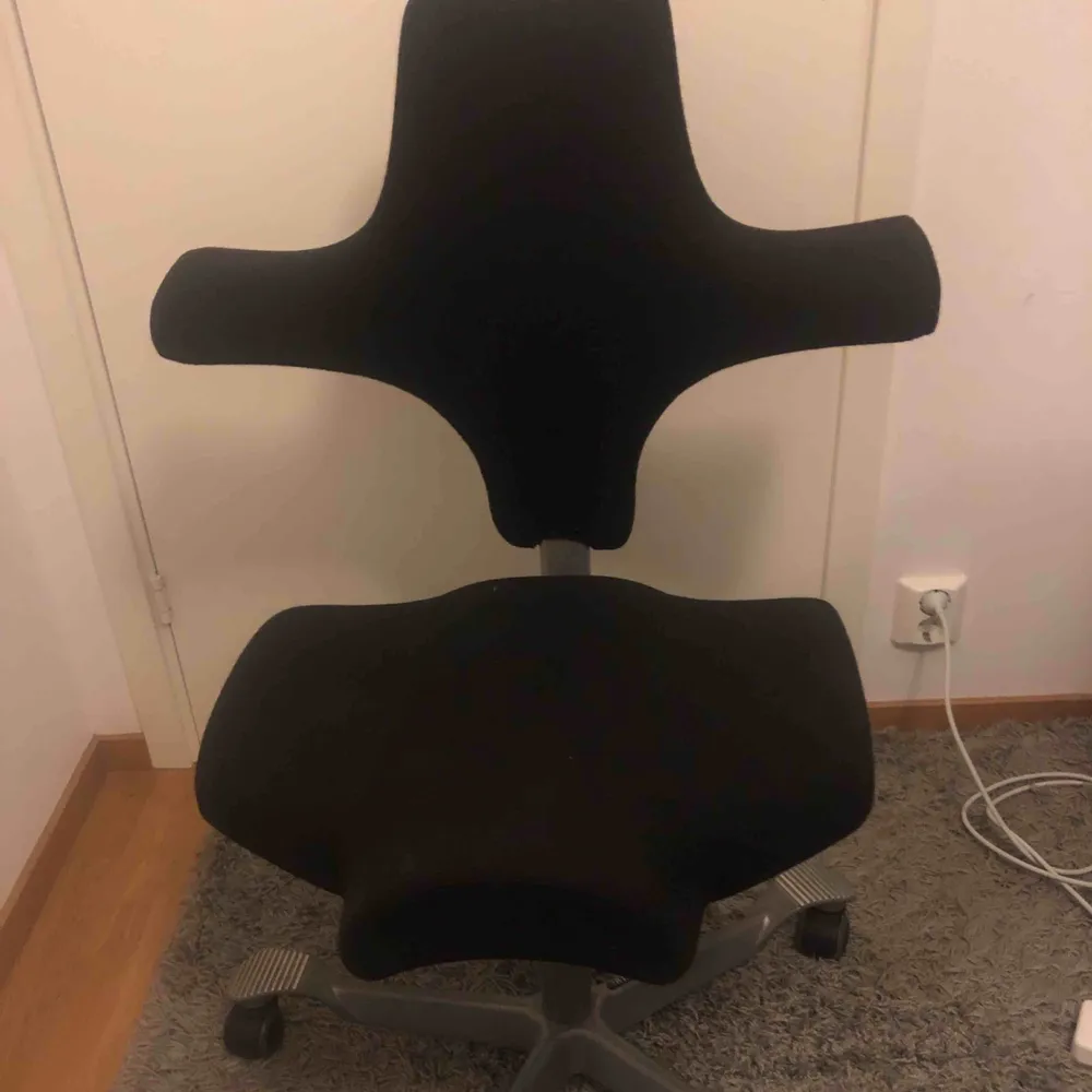Säljer en svart skrivbordsstol!! Haft den cirka ett år men inte använt den så mycket den har mest bara stått, därav lite dammig men kan torkas av. En väldigt bekväm stol, hämtas i Stockholm!. Övrigt.
