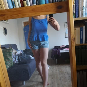 Sött blått linne  - Jättegulligt blått linne med volanger nere! Priset inkluderar frakten 🦋