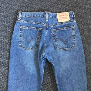  -  Levis 586. Köpta på second hand. Fint skick! Innerbenslängd: 70cm 