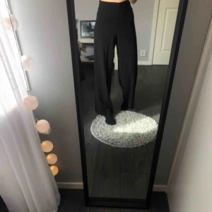  - Supersnygga vida kostymbyxor från Weekday, är tyvärr för stora för mig och är därför aldrig använda. Frakten är inkluderat i priset.