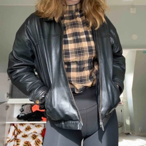  - En skitcool trendig oversized skinnjacka köpt på second hand. Jag har vanligtvis S o den sitter som på bilderna på mig. Skriv för mer inför eller mer bilder!💕💕❤️🥰🥰 frakt tillkommer🥰🥰💕💕