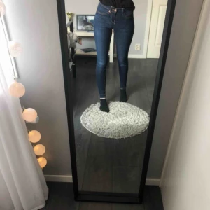  - Fina jeans från Gina Tricot, sparsamt använda. Frakten är inkluderat i priset.