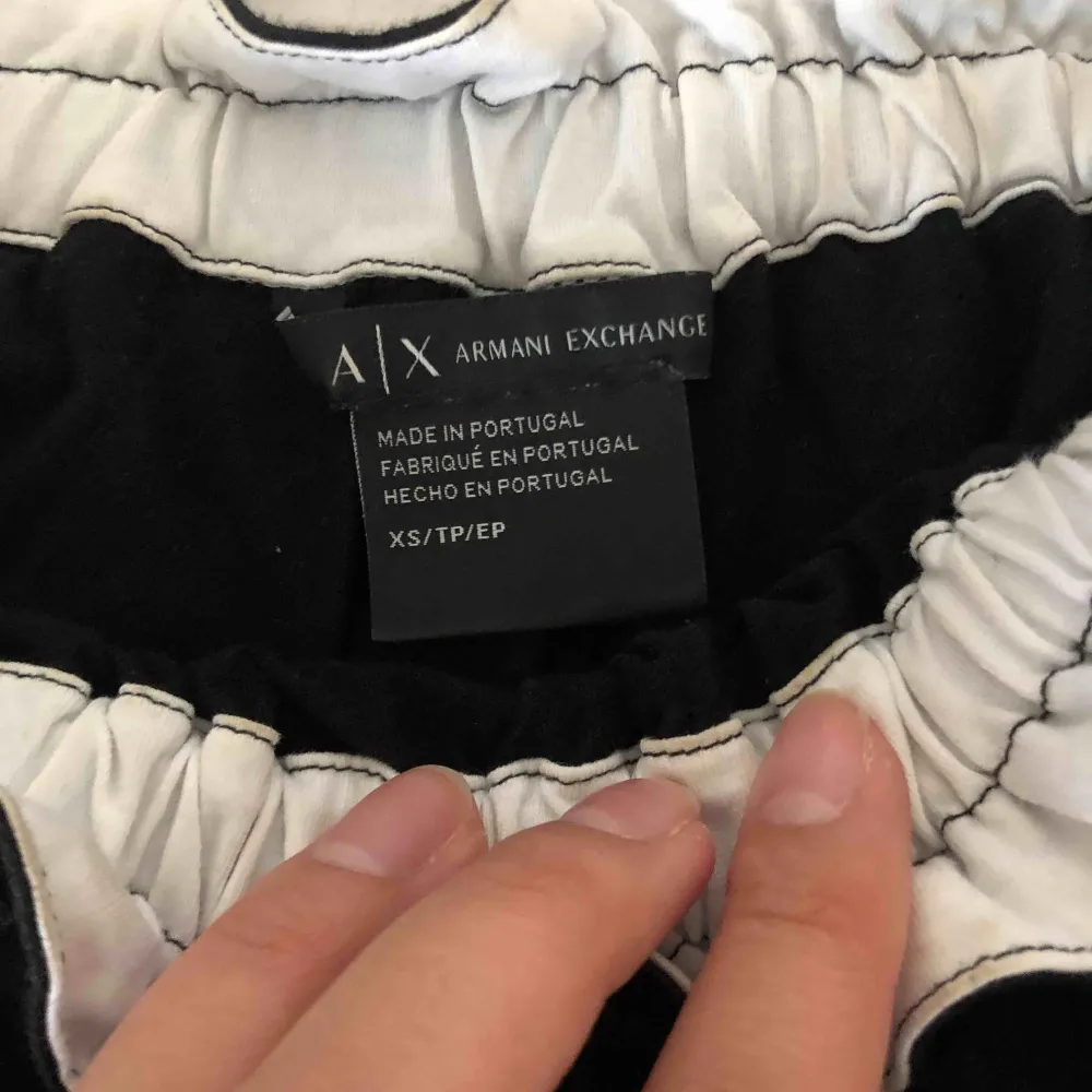 Som ny Armani blus, köpt i Armani butik. Storlek xs men passar mig som har s. Köptes för 800kr ny. Kan användas som off shoulder oxå. . Blusar.