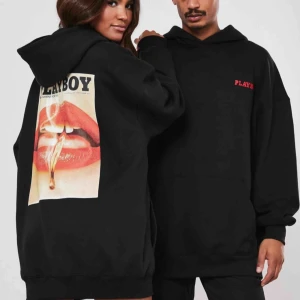 Playboy X Missguided Hoodie - Säljer min älskade Playboy X Missguided hoodie, har knappt blivit använd därav att jag säljer den. Superfint skick! Möts helst upp, men om den ska fraktas står du för frakten :) Storlek 32 men passar de flesta. Snabba affärer prioriteras