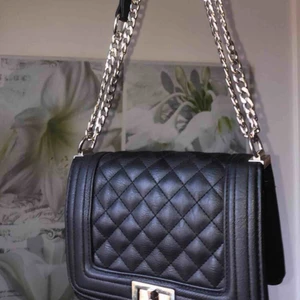  - En fin och enkel axelväska 