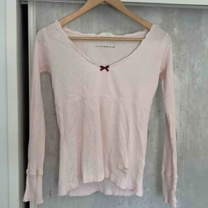  - Söt och oanvänd tröja från Odd Molly. Storlek 1 vilket motsvarar XS/S. Superfint skick då jag aldrig använt den för att den är för liten. FRI FRAKT
