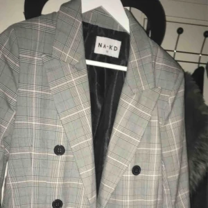  - Grå rutig kavaj jacka från nakd använd endast 1 gång 
