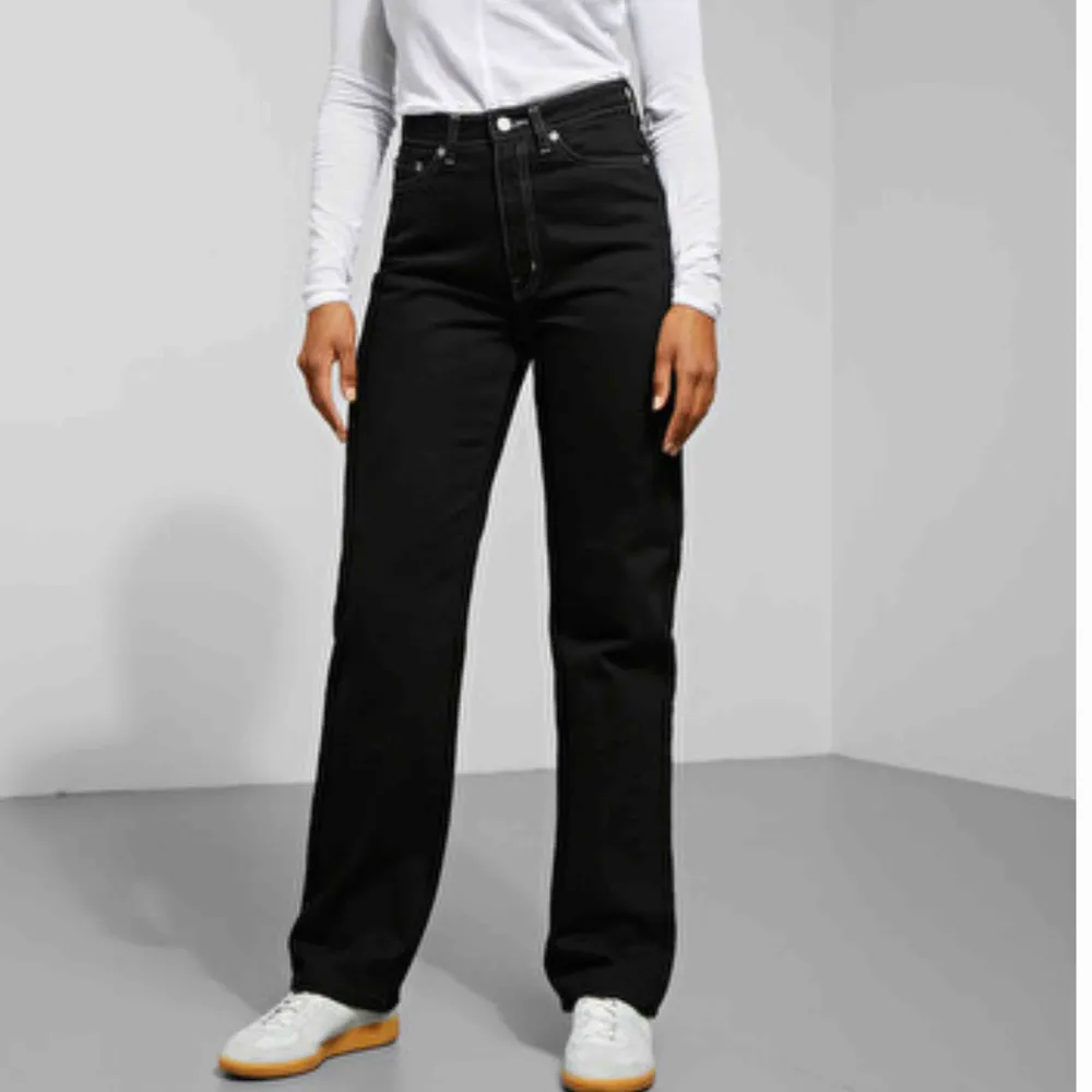 Säljer dessa supersnygga jeans från Weekday i modellen row då de inte har kommit till användning på ett tag💓 köparen står för frakt . Jeans & Byxor.