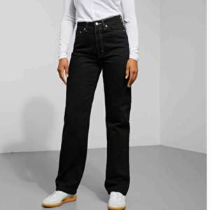 Säljer dessa supersnygga jeans från Weekday i modellen row då de inte har kommit till användning på ett tag💓 köparen står för frakt 