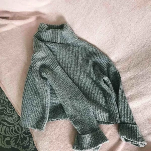  - Mysig stickad tröja. Fin krage och långa ärmar som jag brukar vika upp ett varv. Längden är något kortare och passar perfekt till jeans med hög midja.