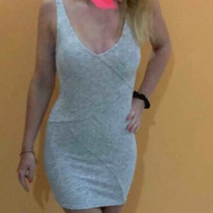 Grå tight klänning strl XS - Tight klänning från Bershka  Storlek XS  Hämtas i Bromma eller skickas, köparen står då för frakt.