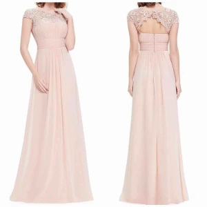  - Klänning med spets och strass detaljer upptill! använts 1 gång, går jätte bra att sy in och ta upp efter hur man vill ha den!⭐️säljer passande skor💗