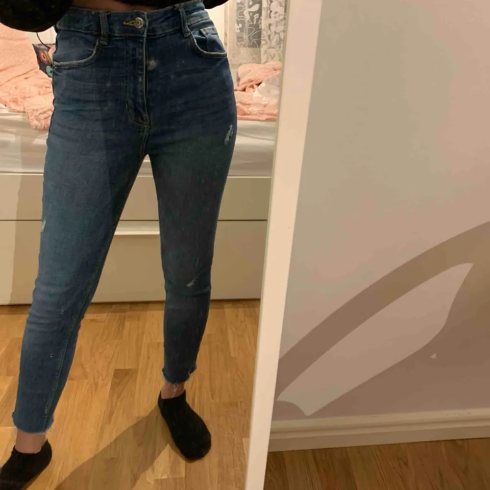 Frakt: 59kr  Från Zara Hyfsat korta jeans men storlek 36 Bra skick. Jeans & Byxor.
