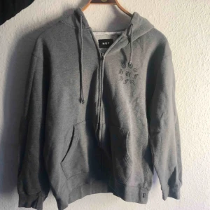  - HUF sweater med tryck på rygg. Shipping ingår- shippar till Sverige från Danmark