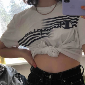  - Superfin Champion tröja köpt på humana. I superfint skick men säljer eftersom jag har tröttnat på den, jag kan mötas upp i uppsala eller stockholm men annars står köparen för frakt🥰