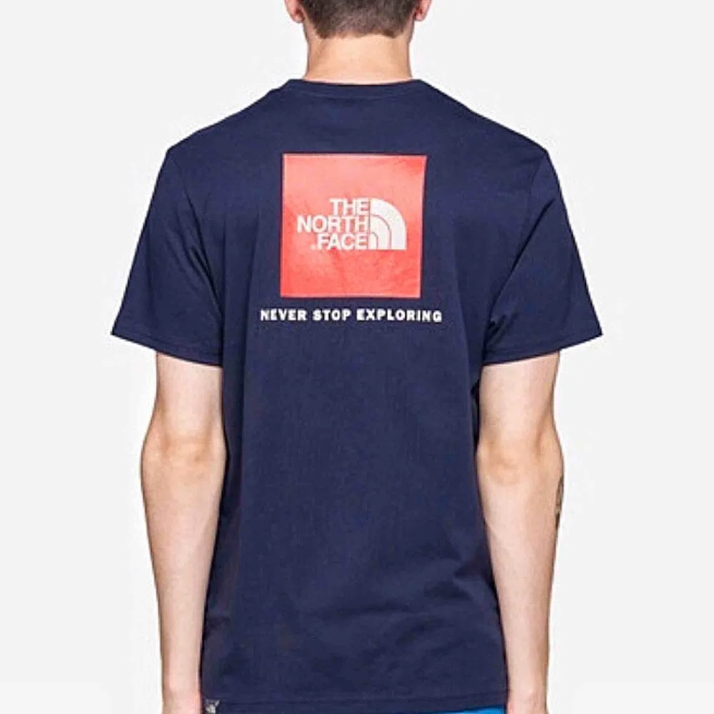 En mörkblå The north face T-shirt. Den har en röd box på ryggen och vit text under. Säljer pga inte använder. Använd ca. 8 ggr. Jättefint skick. Köpte den för 299kr. . T-shirts.