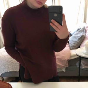  - Super fin stickad tröja med slits på sidorna och liten polokrage, sticks ej! 