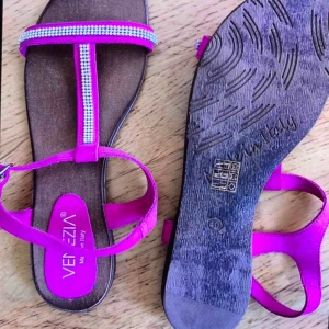  - Nya skinnsandaler stl 40 o smal model