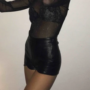  - Skitcoola skinnshorts, säljer pga för små. Använda 2 gånger! 