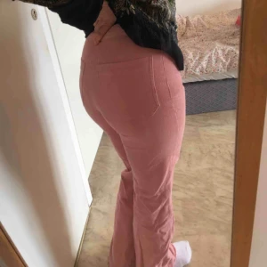  - Snygga gammelrosa manchesterbyxor i 70-tals stuk. Säljer pga för små. sparsamt använda. Kan mötas upp i Malmö eller Gbg! Annars tillkommer frakt på ca 45 kr.