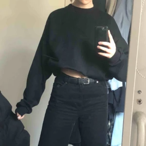  - Svar suuuperskön sweatshirt! Som även även kan användas som croptop Säljer för har inte användning för det! Finns ingen storlek då lappen är borta men passar mig som är 36/38   Skriv till mig om du är intresserad!  💗💗