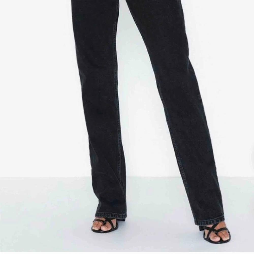 Säljer dessa SLUTSÅLDA Jeansen till originalpris pga för små för mig. De är helt nya Nelly jeans i jättesnygg och trendig modell!  De är i storlek 32 som enligt Nelly motsvarat 25 i midjan och 32 längd. . Jeans & Byxor.