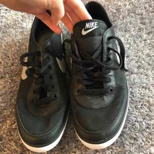  - Nike tygskor herr Storlek 44, 28 cm  Använda 1 gång, nyskick  Innersula saknas 145 kr 🧺Tvättad efter användning 🚫Djurfritt och rökfritt hem 📍Kan mötes upp i Mölnlycke/Göteborg eller 📬Kan skickas mot fraktkostnad(63 kr-skicka lätt)