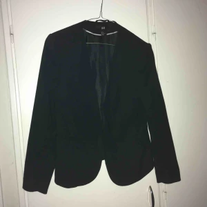  - En kavaj från hm. Använd en gång. Passar mig som har s annars.   Köparen står för frakten men annars kan den hämtas upp. Tar swish. Om man undrar något kan man bara skriva och samma sak när det gäller bilder.