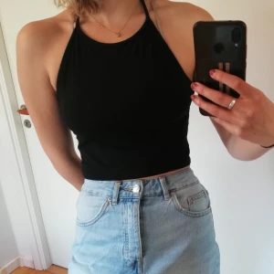 Svart haltertop m knyt - Mjuk svart haltertop/linne, onesize (men skulle säga S) från Brandy Melville. 80 kr, frakt tillkommer 