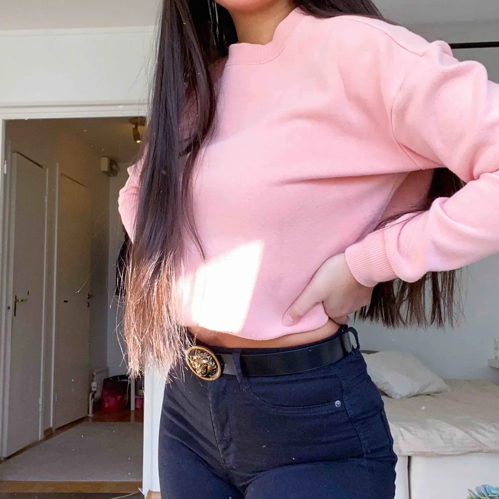Jätte skön rosa oversized sweatshirt. Det är storlek XS men jag skulle säga att den skulle passa någon som bär både S och M💘 jag gillar att vika in den lite men ni ser den riktiga längden på sista bilden💘. Tröjor & Koftor.