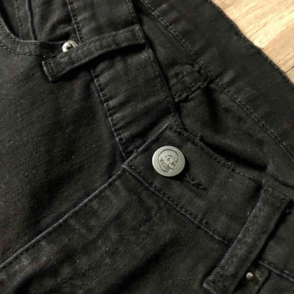Cheap Monday slim jeans i storlek 27/34.   Köptes för 450kr men säljer för 250kr Aldrig använt dessa då dom är för små för mig☺️ . Jeans & Byxor.