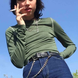  - Mossgrön glittrig halvcroppad tröja från weekday🥰säljer för att den e förstor och kommer inte till andvändning, frakt är inkluderat i priset men möts helst upp i gbg