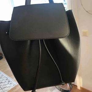  - Super fin och smidig ryggsäck med kortfack och allt! Så fin till sommaren på festivalen eller stranden! Frakt tillkommer annars kan jag mötas upp i Lund!