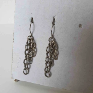  - Söta örhängen med kedjor 🥰 OBS! Vi kan ej garantera vilket material smycket är gjort i. Frakt ingår inte i priset. Om du vill köpa till en papperslåda vi har tillverkat själva tillkommer en extra kostnad på 15kr ✨