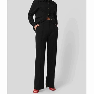  - Helt nya kostymbyxor med slits bak från Nakd. Nypris 499:-. Frakt på 50:- tillkommer