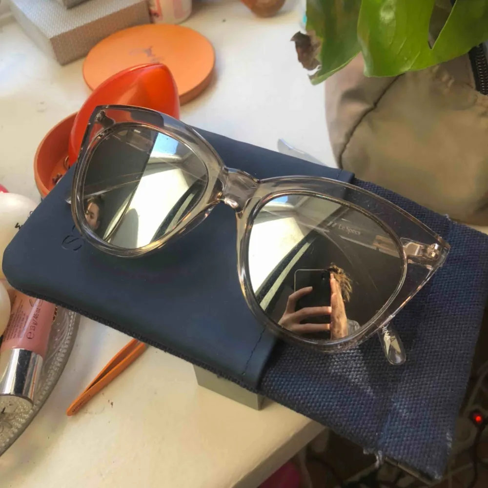 Solglasögon från le specs i modellen Halfmoon magic! Superfin rosé/bronsig färg på bågarna och silvrigt spegelglas 👼🏼 Bra skick! Medhörande fodral och frakt ingår i priset! . Accessoarer.