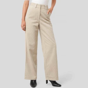  - Säljer pågrund av att dom inte passar mig! Kan inte ta en bild med dom heller för dom är för stora för mig. Prislapp kvar. Från nakd och kostade 400