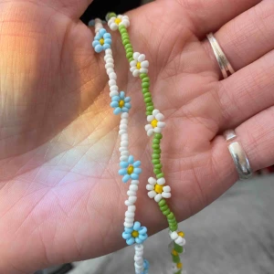  - Gullig choker med blommor som är perfekt nu till våren och sommaren🌸 Finns så att man kan förlänga den med någon cm med en kedja!🥰 Frakt ingår i priset 
