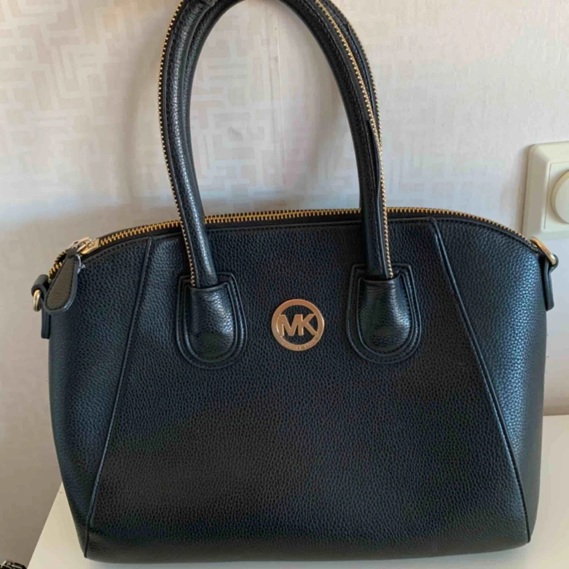 MK elegant rymlig väska i svart och guld! 