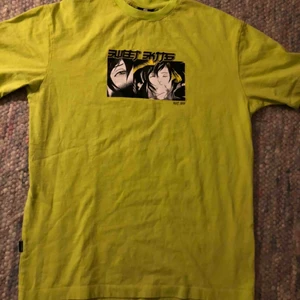  - Snygg tröja i limegrönt från SWEET SKTBS. Trycket är i bra skick och har ej några sprickor. Kan mötas upp i Växjö eller så står köparen för frakt.