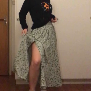  - Skön grön kjol från Monki. Knappar som går hela vägen så man kan välja om man vill ha slit eller ej. Resår i midjan. Nyskick. Frakt ingår. 🤪🍃🍃