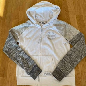  - Vit tunn hoodie med dragkedja med gråa ärmar (ljusgrå i övre delen, mörkgrå i undre). Gråa detaljer på både band och bröstet