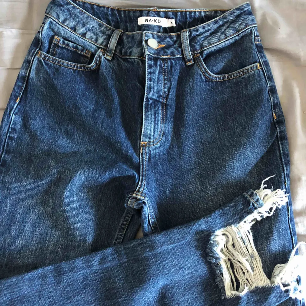 Snygga NA-KD jeans. Helt oanvända och köpta för 600 kronor! Priset kan diskuteras vid snabb affär . Jeans & Byxor.