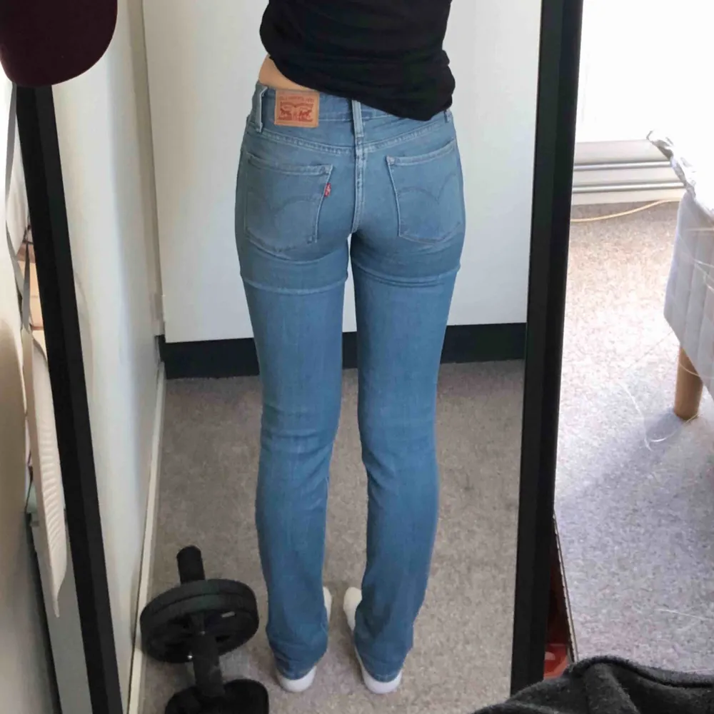 Skinny / straight leg jeans från Levis! XS/XXS - W23 (passar också 24) och L30, stretchiga och sköna 🥰. Jeans & Byxor.