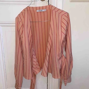  -  Oanvänd blus från nakd