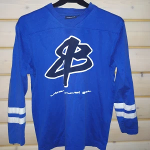 Liten tröja i ok skick - Snygg, sitter snyggt på mig som är M fast storleken säger 152 (antar barnstorlek)