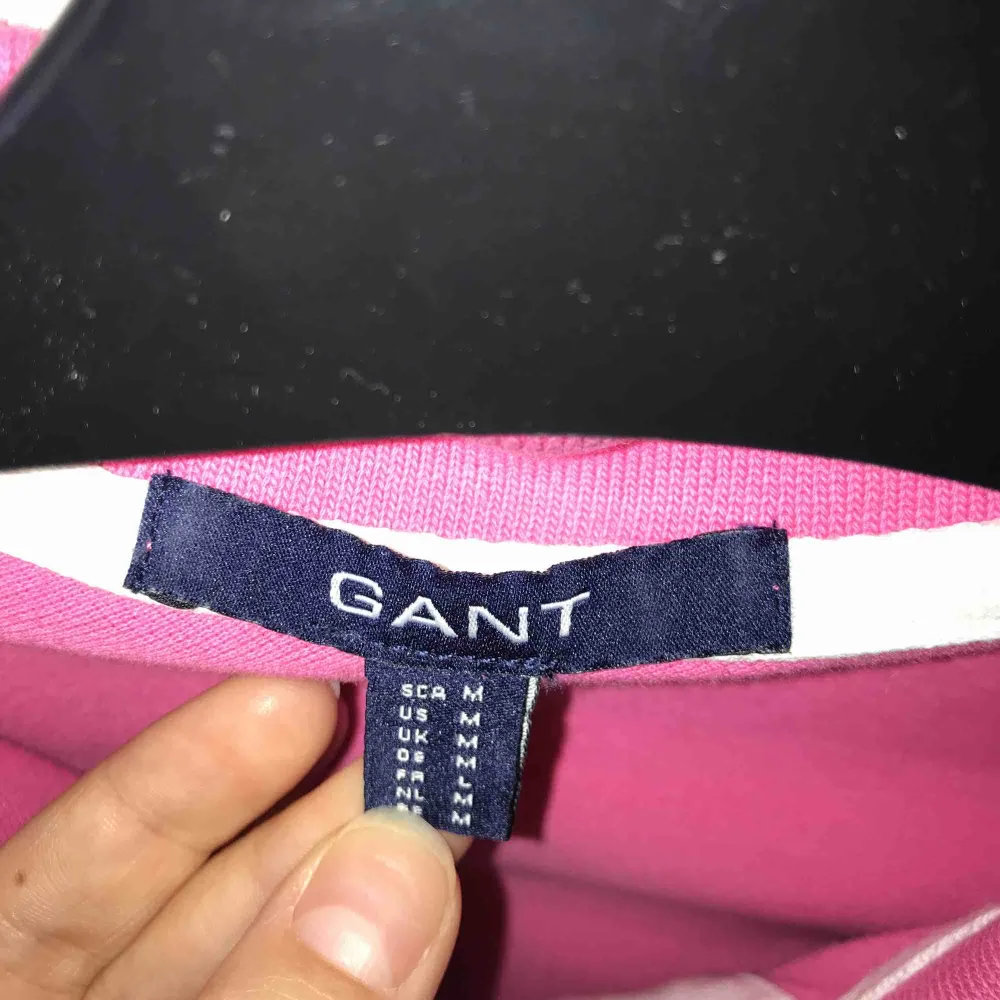 Helt ny GANT polo tröja, äkta!, köpt för 1100kr, rosa med vita detaljer, frakt och pris kan diskuteras💞. T-shirts.