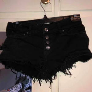  - Svarta shorts från bikbok! Köparen står för frakten!😊