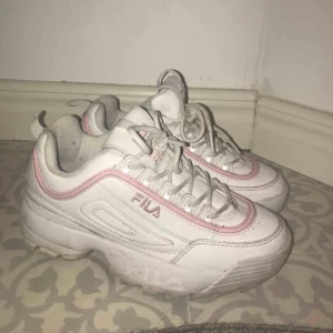  - Fina fila skor i bra skick strl 36 men är lite större, frakt kan diskuteras men betalas av köparen 💜 